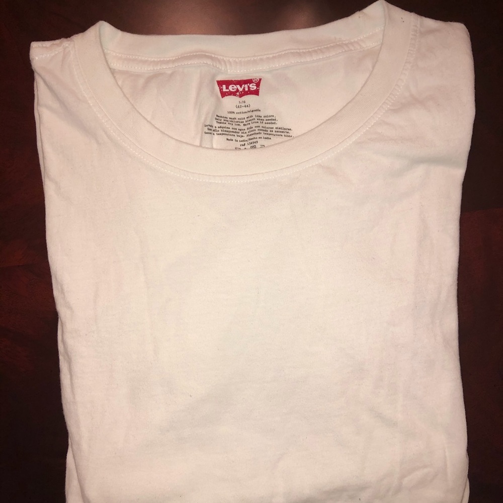 White Levi’s T-Shirt